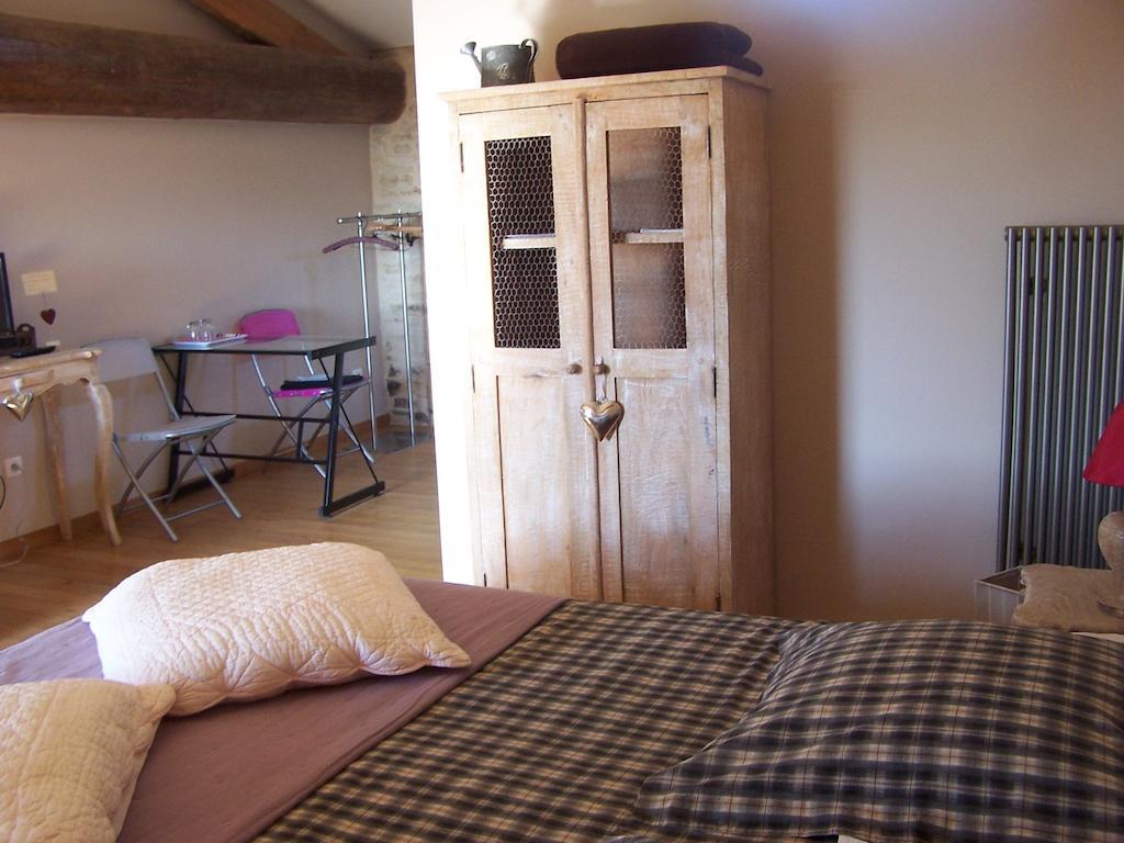 Clos De Pomeir Guest House Pommiers  Room photo